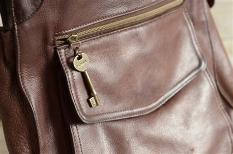 how to spot fake fossil bags